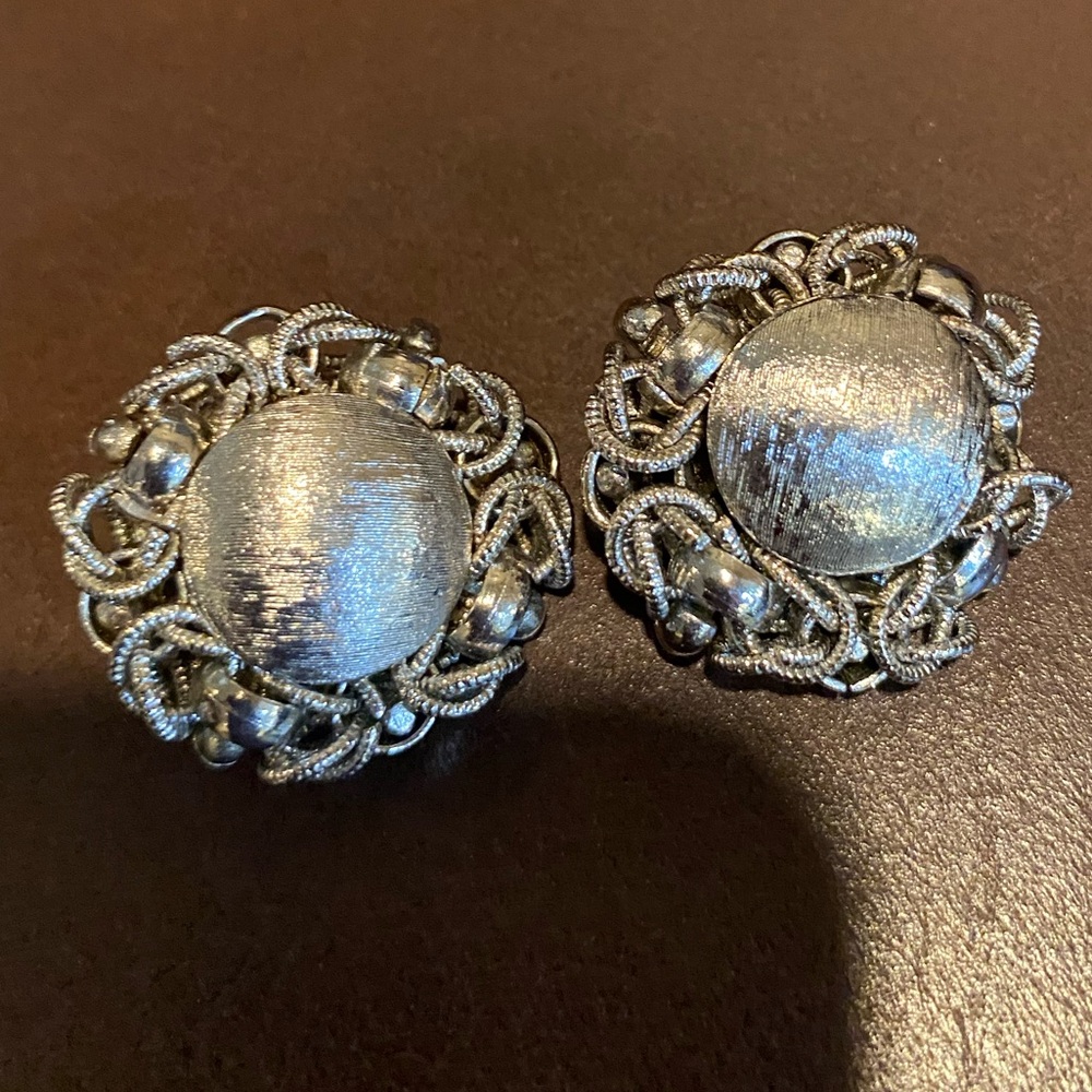 Vintage silver tone round clip earrings, surrounded by embellishment border,1”